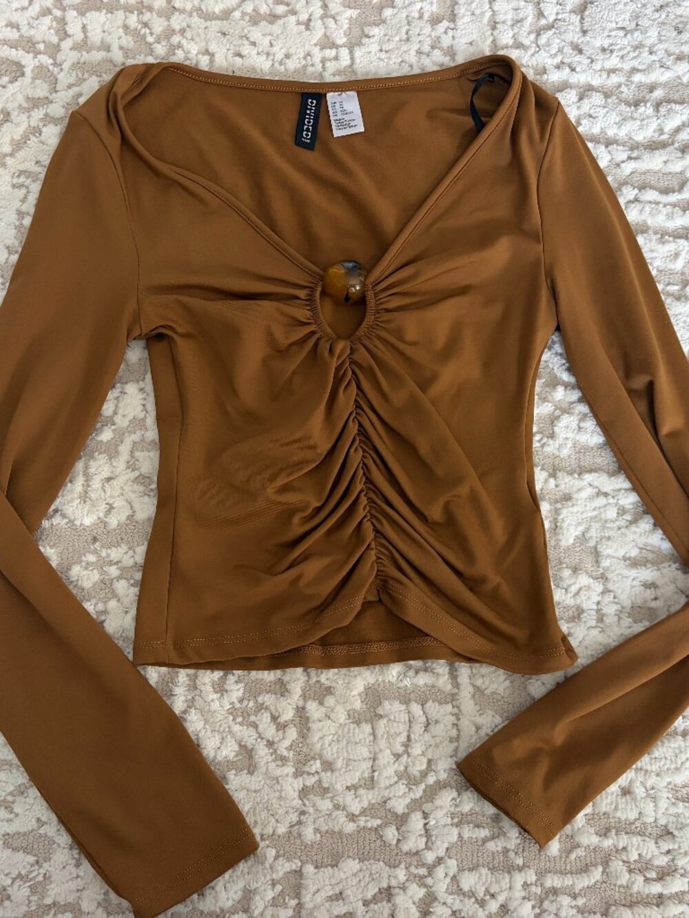 Gathered shirt with cut-out